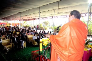 GURUJI PLEASING HIS CROWD WITH THE GREAT SPEECH AND WITH HIS TRADEMARK SHAYERI ON HIS BIRTHDAY